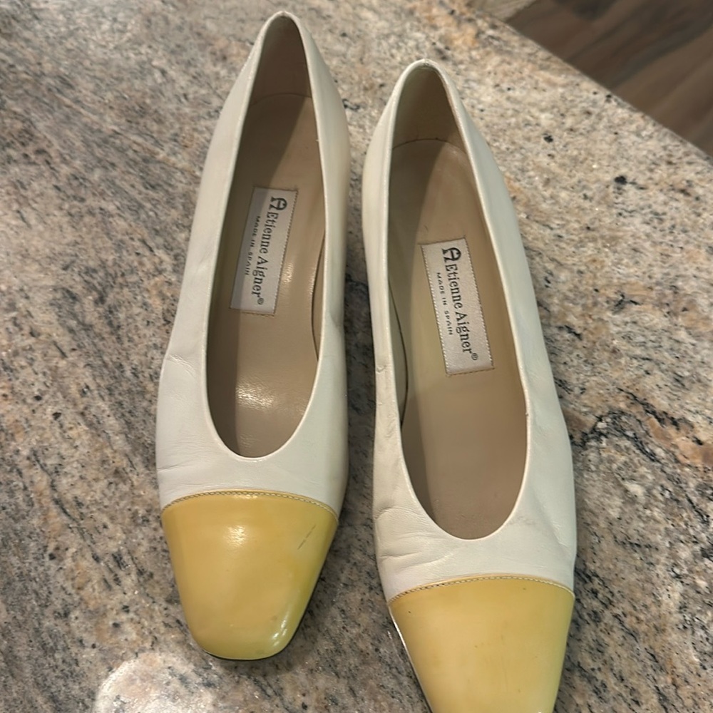 Women’s size 9 1/2 Aigner pumps